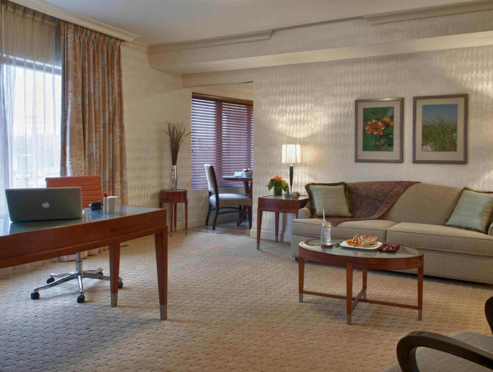 Viana Hotel And Spa, Trademark Collection By Wyndham Westbury Extérieur photo