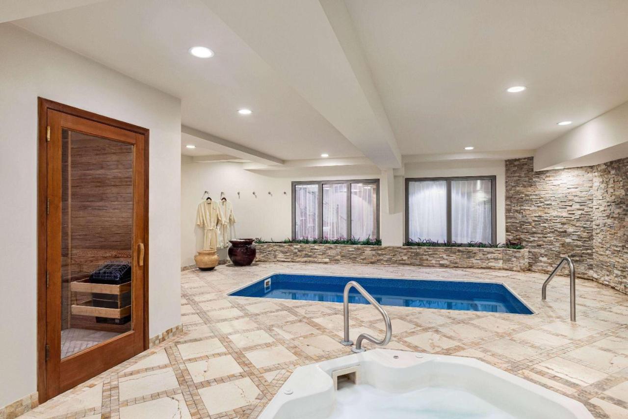 Viana Hotel And Spa, Trademark Collection By Wyndham Westbury Extérieur photo