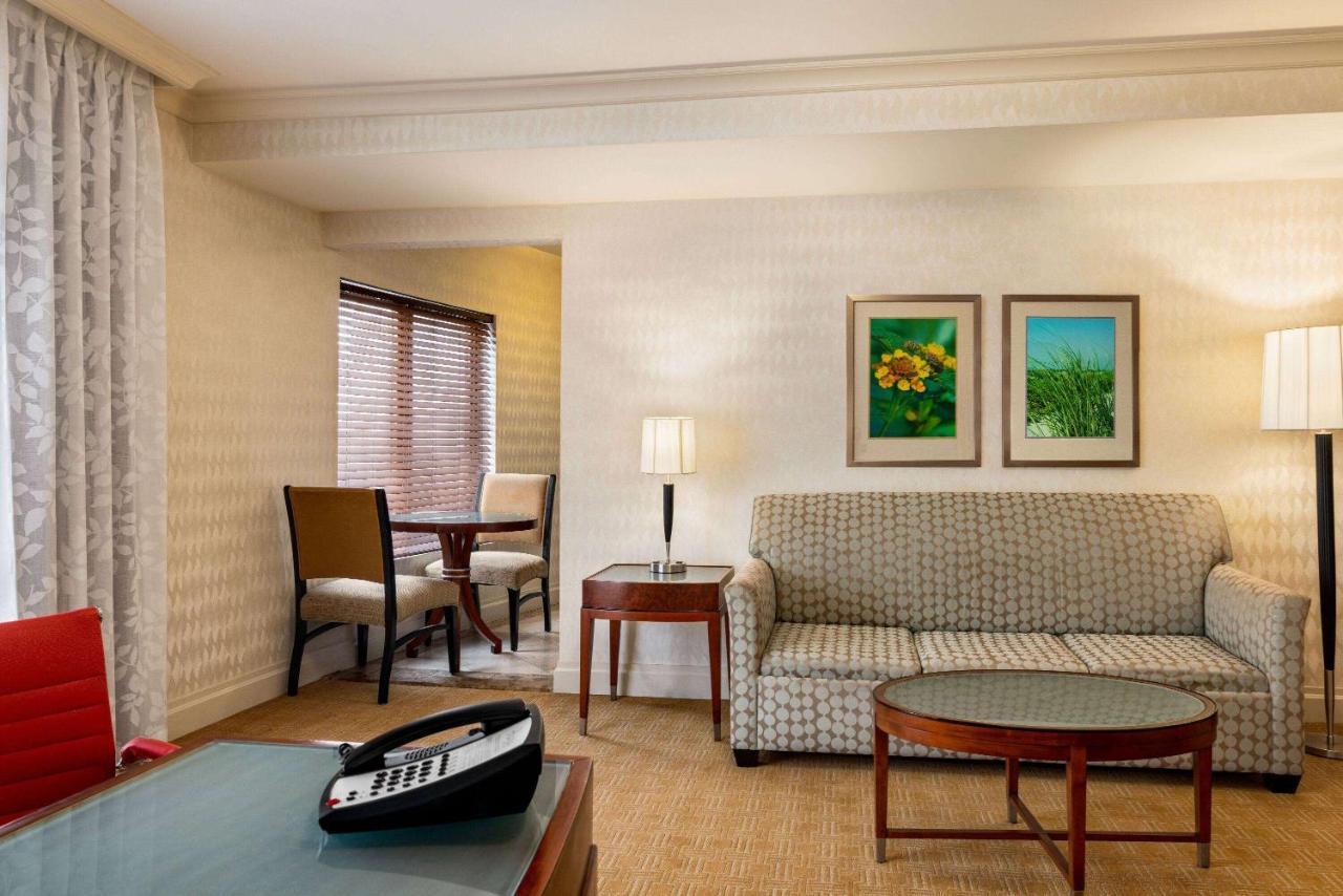 Viana Hotel And Spa, Trademark Collection By Wyndham Westbury Extérieur photo