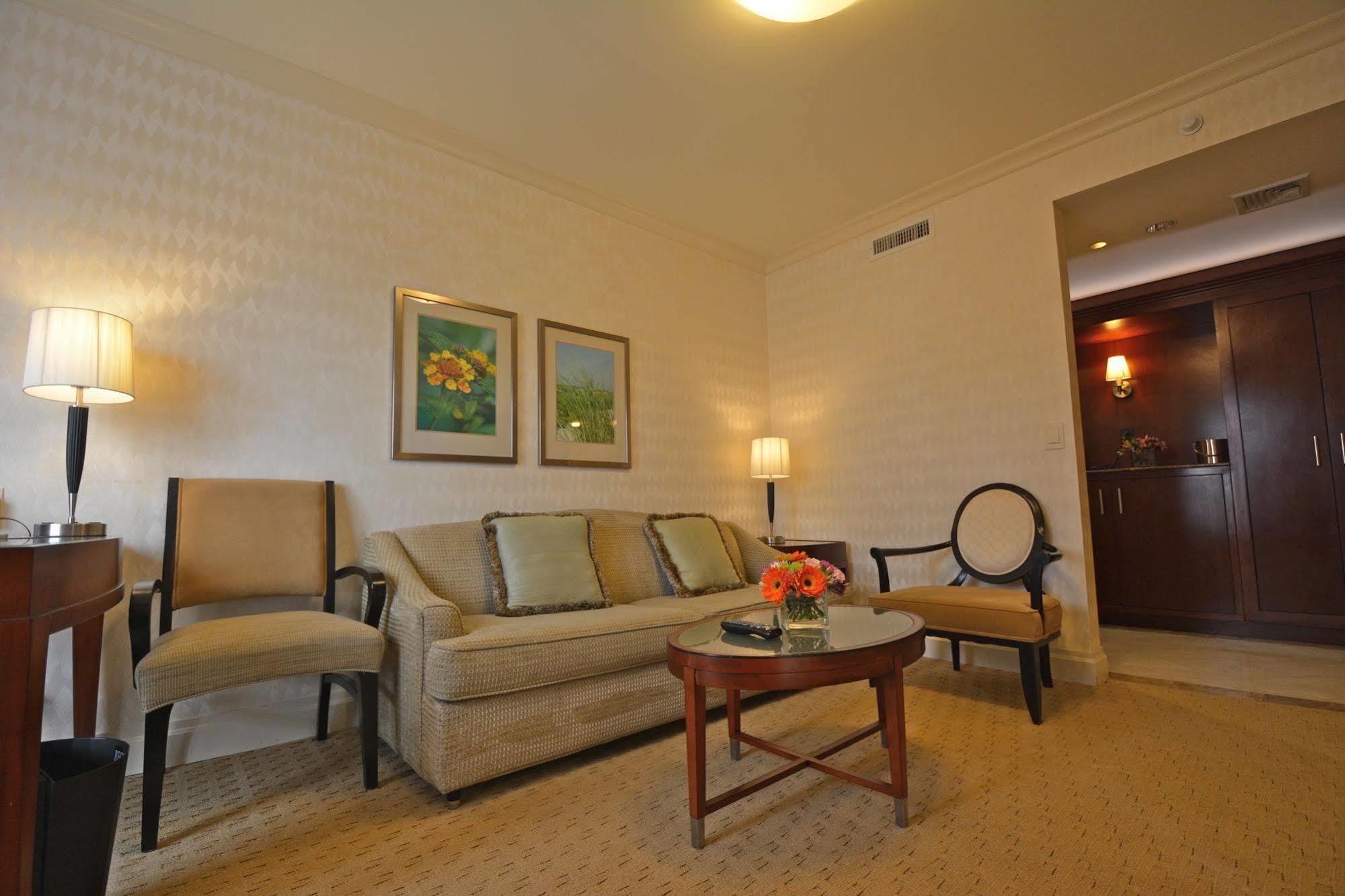 Viana Hotel And Spa, Trademark Collection By Wyndham Westbury Extérieur photo
